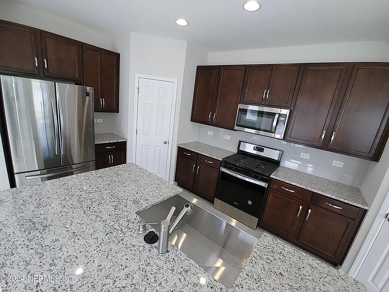 11253 Minnetta Ct — Photo 8