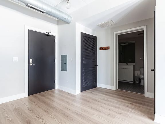 5th image of 943 W Belmont Ave #403