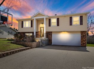 2205 Rolling Ridge Ln, Lindenhurst, IL 60046