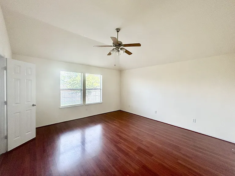 704 Corral St — Photo 6