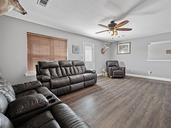 5th image of 214 E Greenbriar Dr