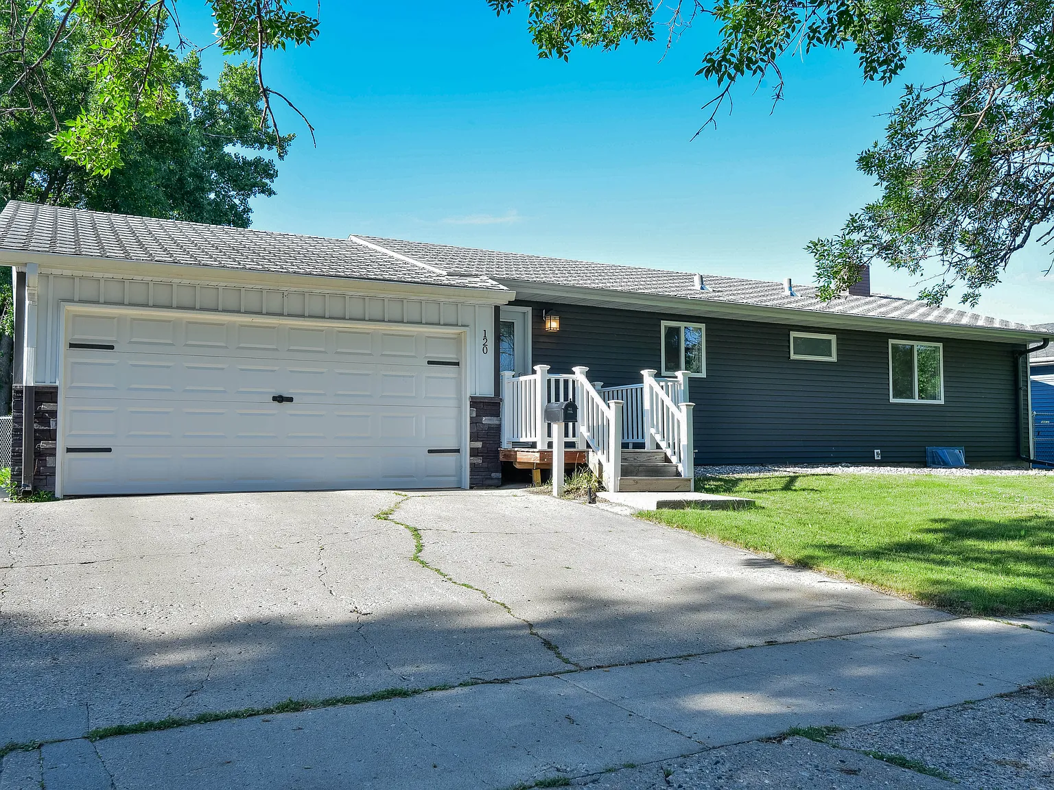 3 bed, 2252 sqft, $2,600 — Photo 2