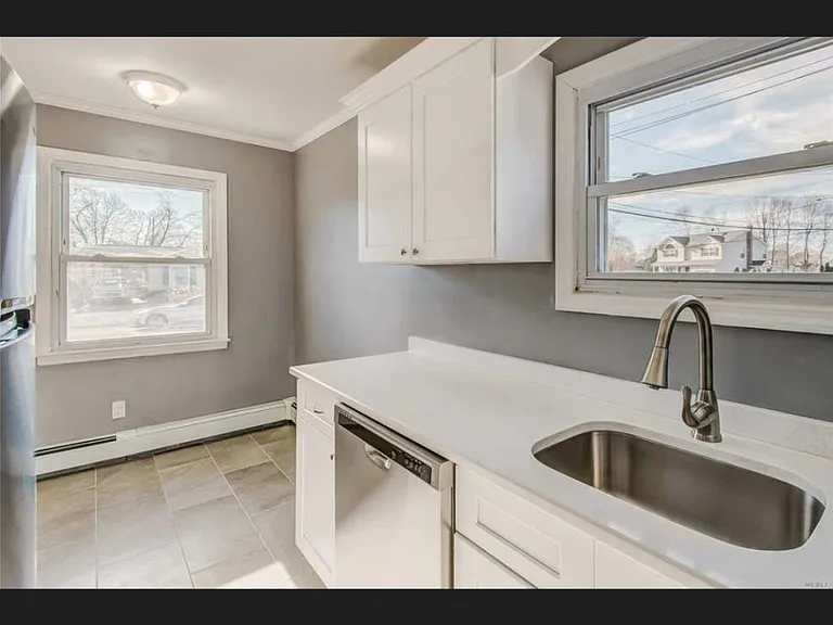 11 Laurel St — Photo 1