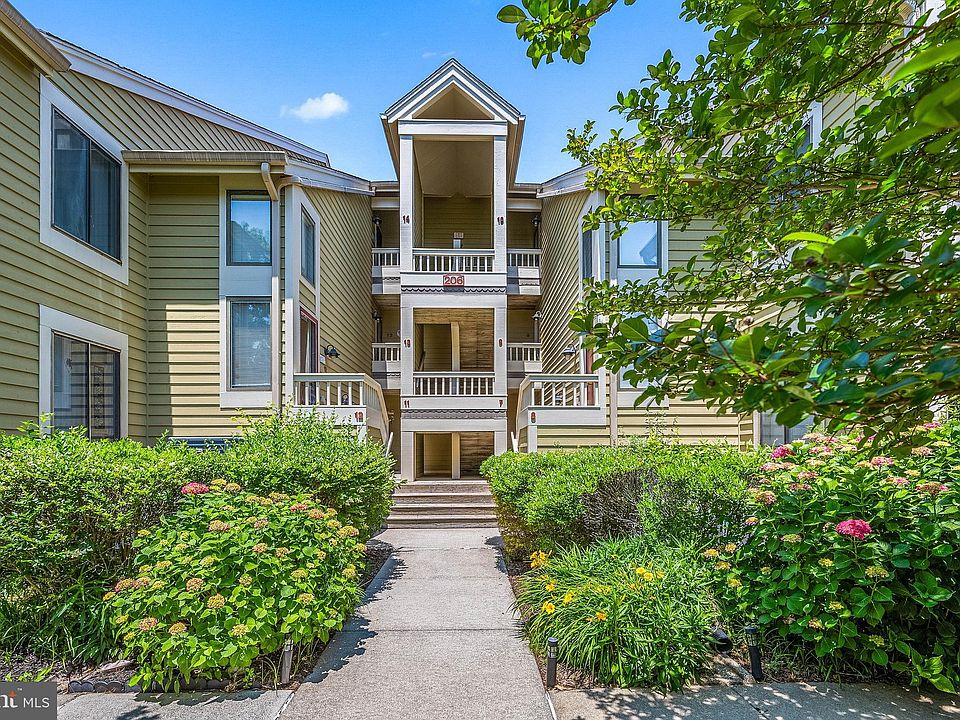 1st image of 206 N Heron Dr #12
