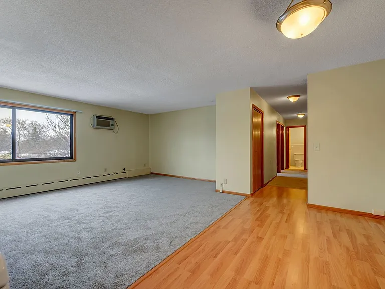 4320 36 1/2 St W — Photo 7
