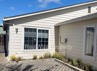 549 Tulipan Way APT A, Talent, OR 97540