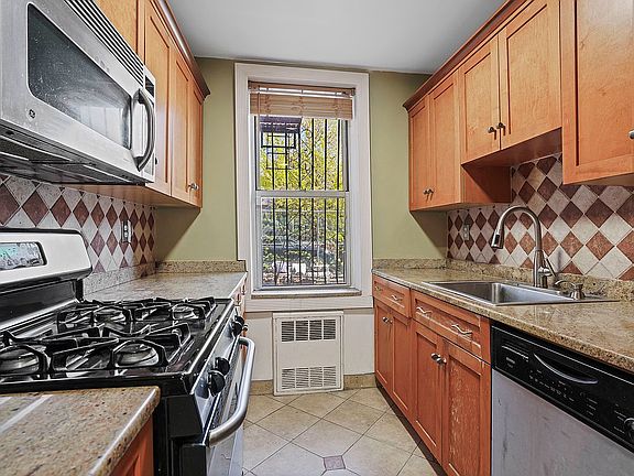 3rd image of 63-11 Queens Blvd #B11