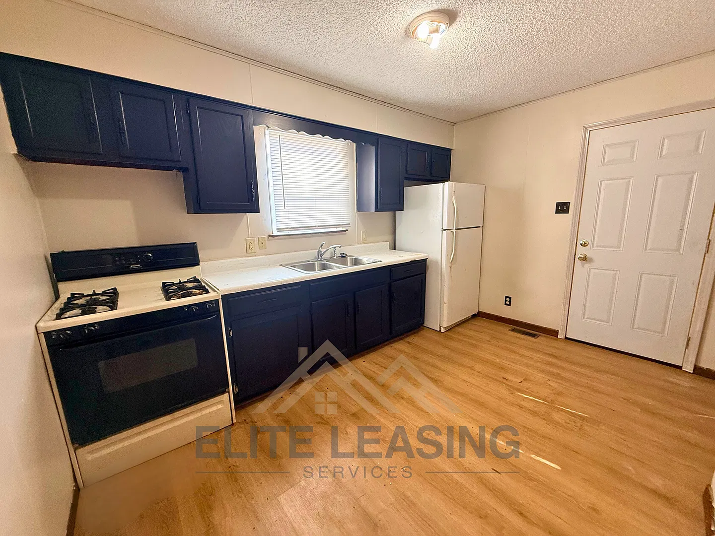 2 Bedrooms | 1 Bathroom | Partial Fenced Yard — Photo 3