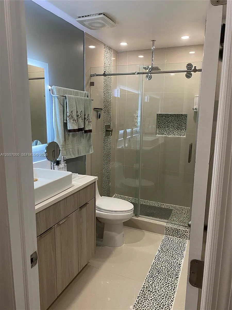 Building Photo - 428 N Crescent Dr #428