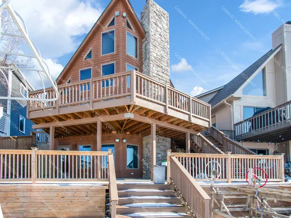 14292 Westman Dr, Fenton, MI 48430