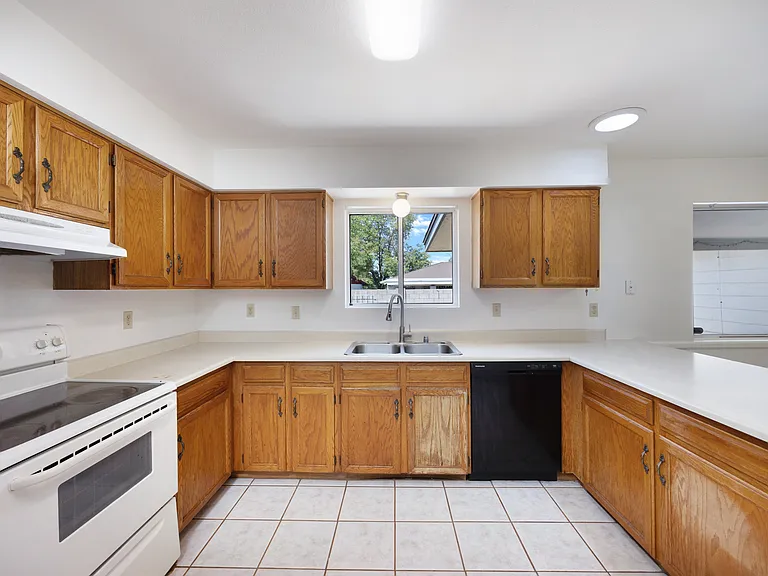 1316 W 13th St — Photo 7
