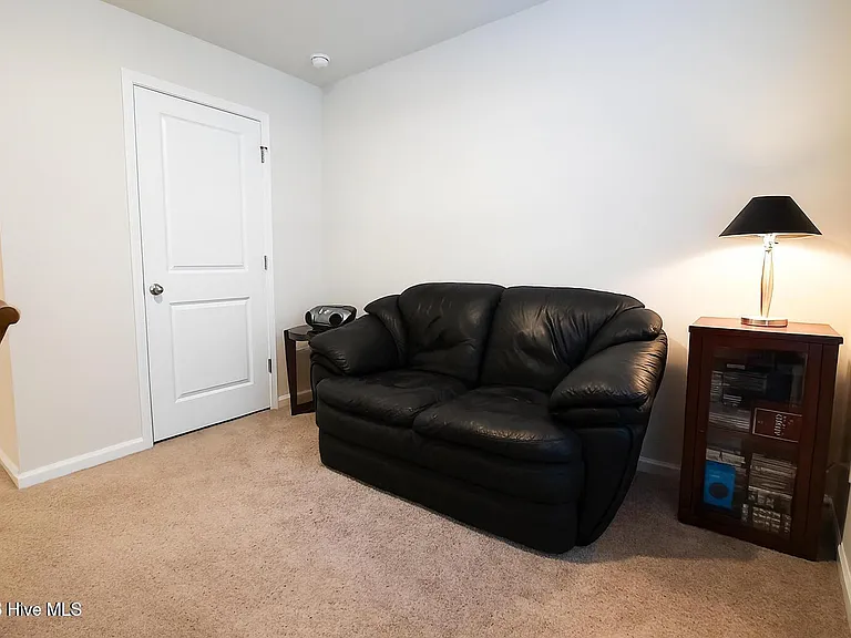 209 Ashworth Dr — Photo 5