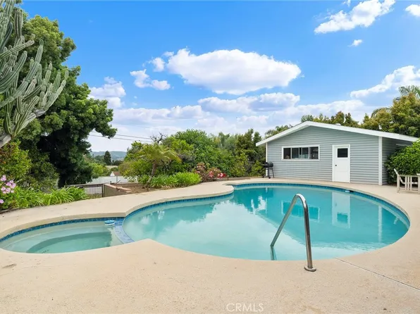 321 W Kalmia St, Fallbrook, CA 92028