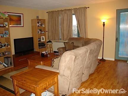 Living Room : Comfortable and spacious.