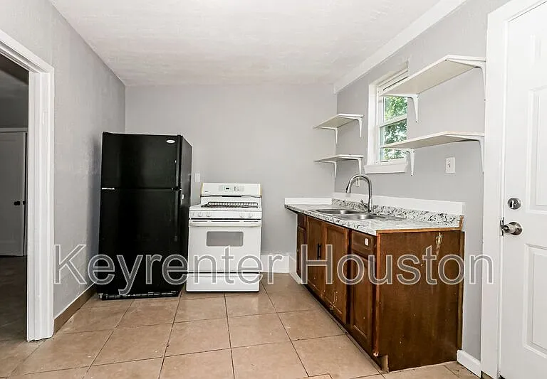 4610 Schroeder St #2 — Photo 5