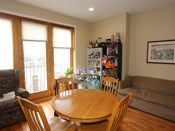 4th image of 943 N Leavitt St #S1