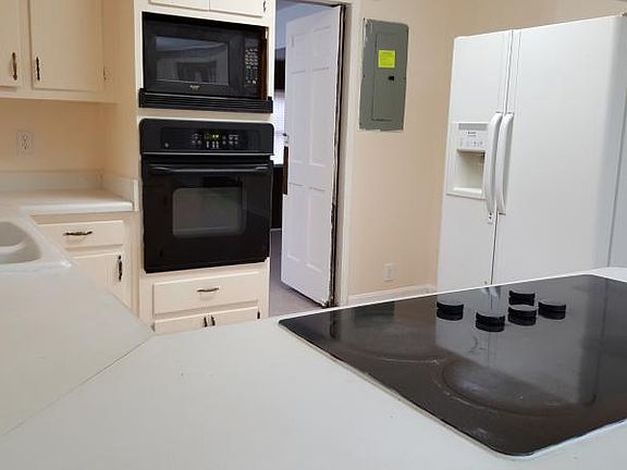 3rd image of 511 Parkwood Way
