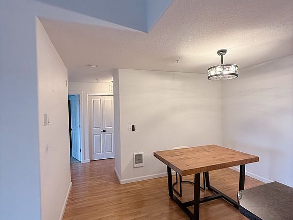 5th image of 10664 NE Holly St #304