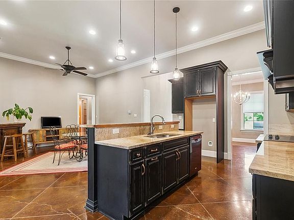 4th image of 233 Perry Ln
