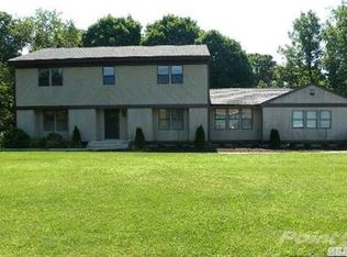 13 Clime Ct, Saint James, NY 11780