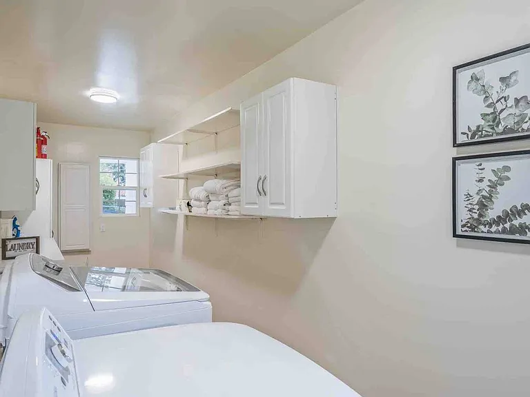 5835 Hillview Park Ave — Photo 5