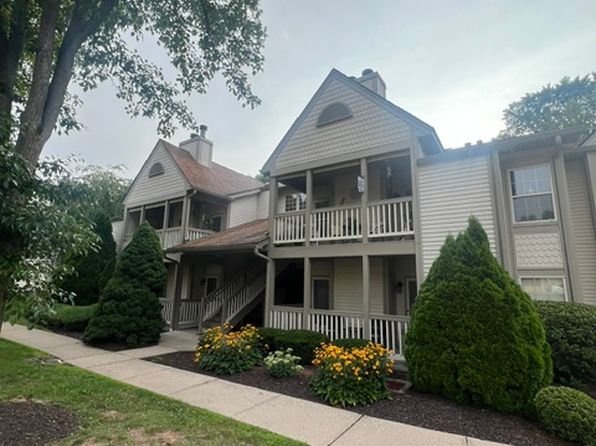 33 Langdon Ct #203