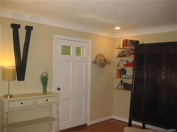 5th image of 916 Woodbine Dr