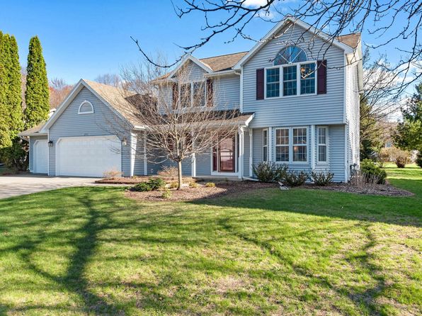 2915 Painted Trail Ct, Green Bay, WI 54313