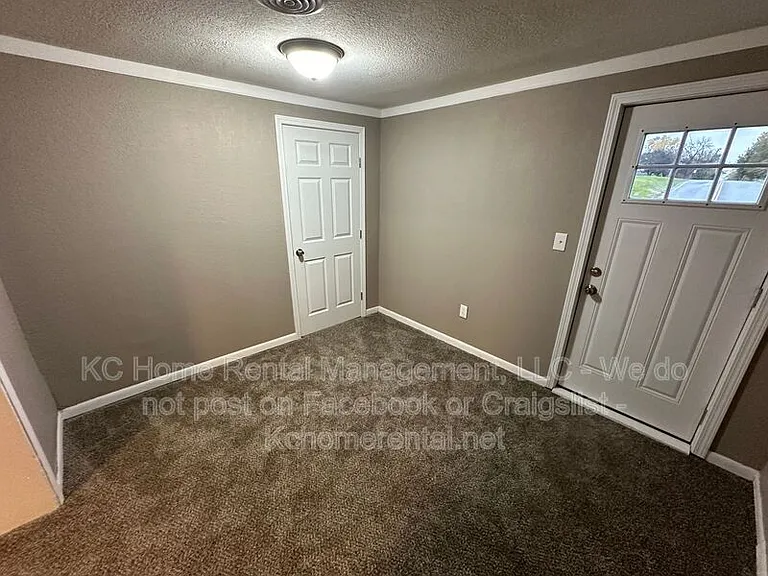1200 E 23rd St S — Photo 8