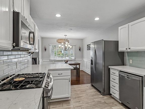 2nd image of 9535 Lakeview Dr