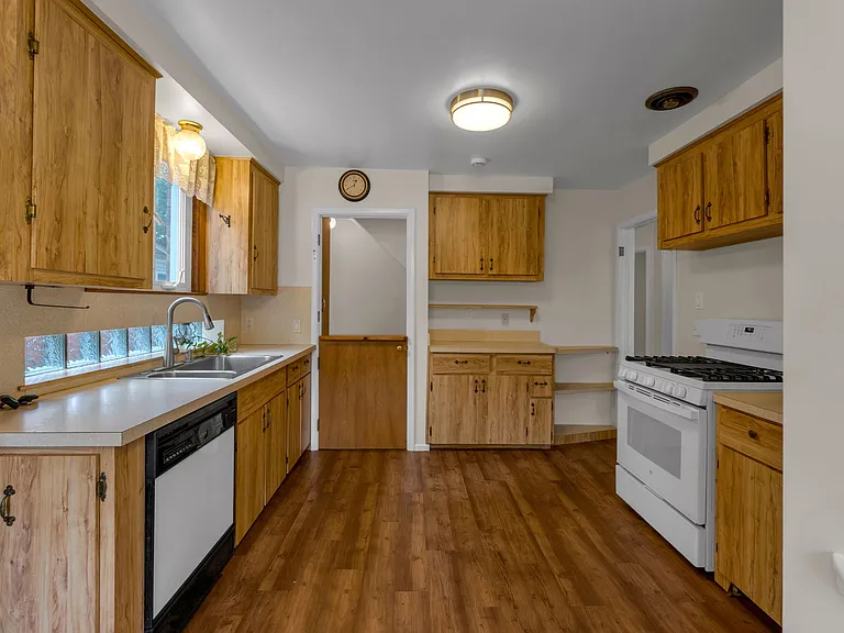 3020 Syracuse St — Photo 8