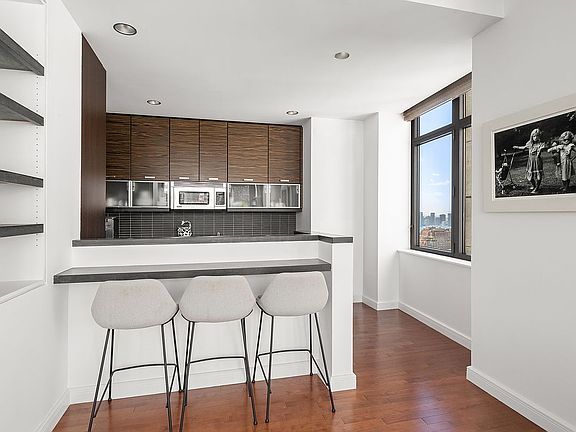 5th image of 101 W 24th St APT 36A