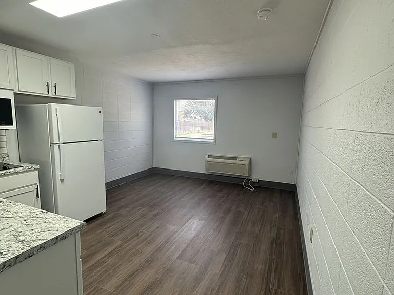 104 S Main St — Photo 32