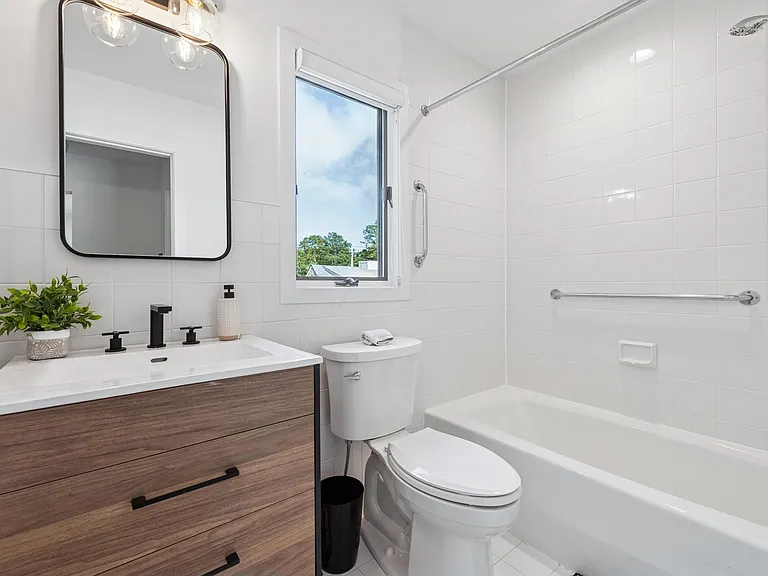 11 Lawrence Ave — Photo 10