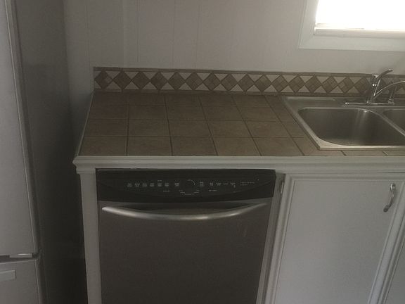 4th image of 148 Napoleon Ave