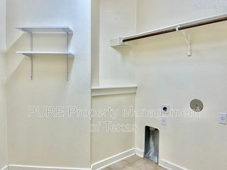 4718 Madrid Dr — Photo 18
