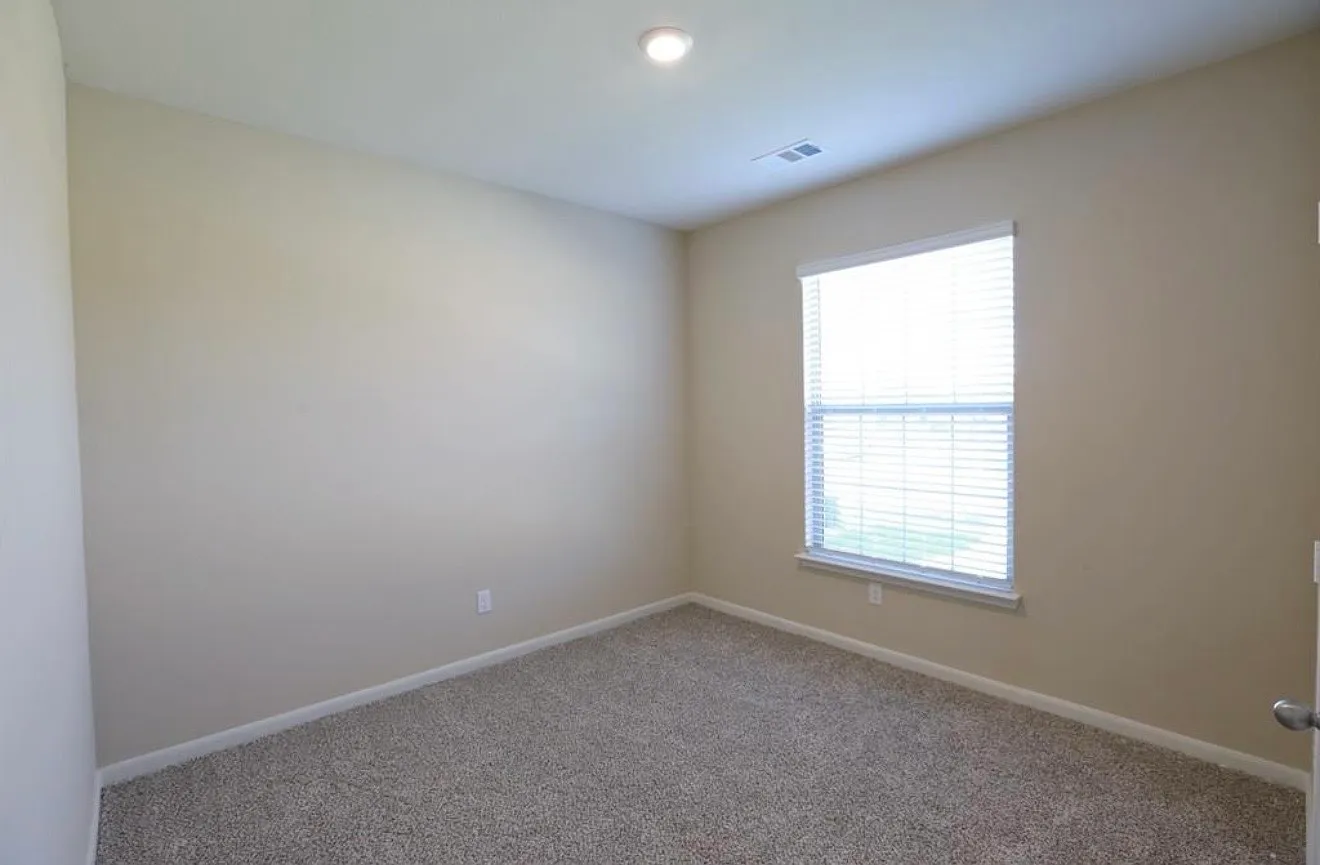 4 bed, 1811 sqft, $1,899 — Photo 2