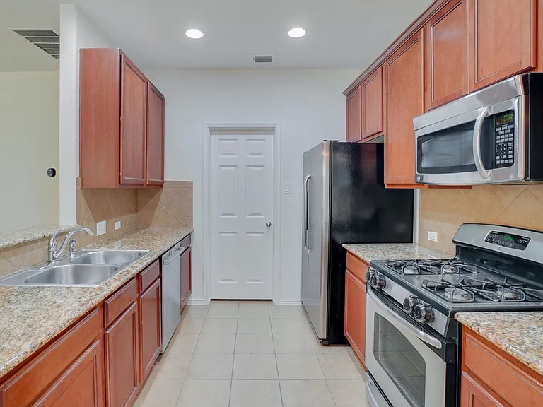 1609 Waxberry Ln — Photo 8