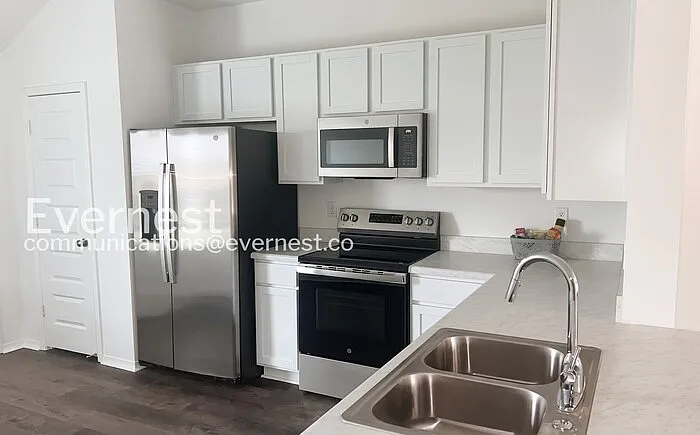 4 bed, 2.0 bath, 2250 sqft, $1,795 — Photo 4