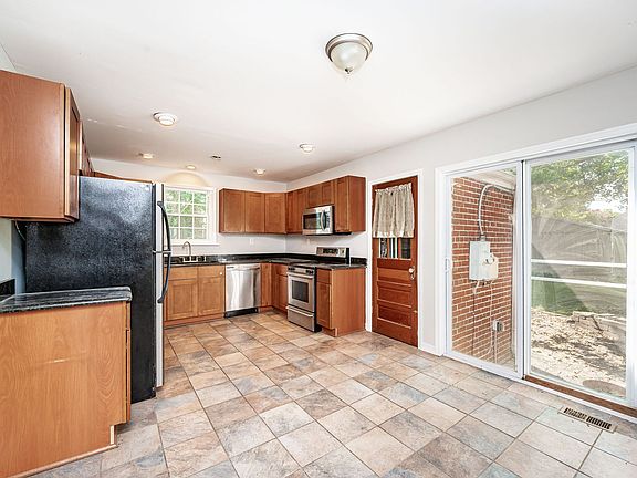 4th image of 3003 Grant St