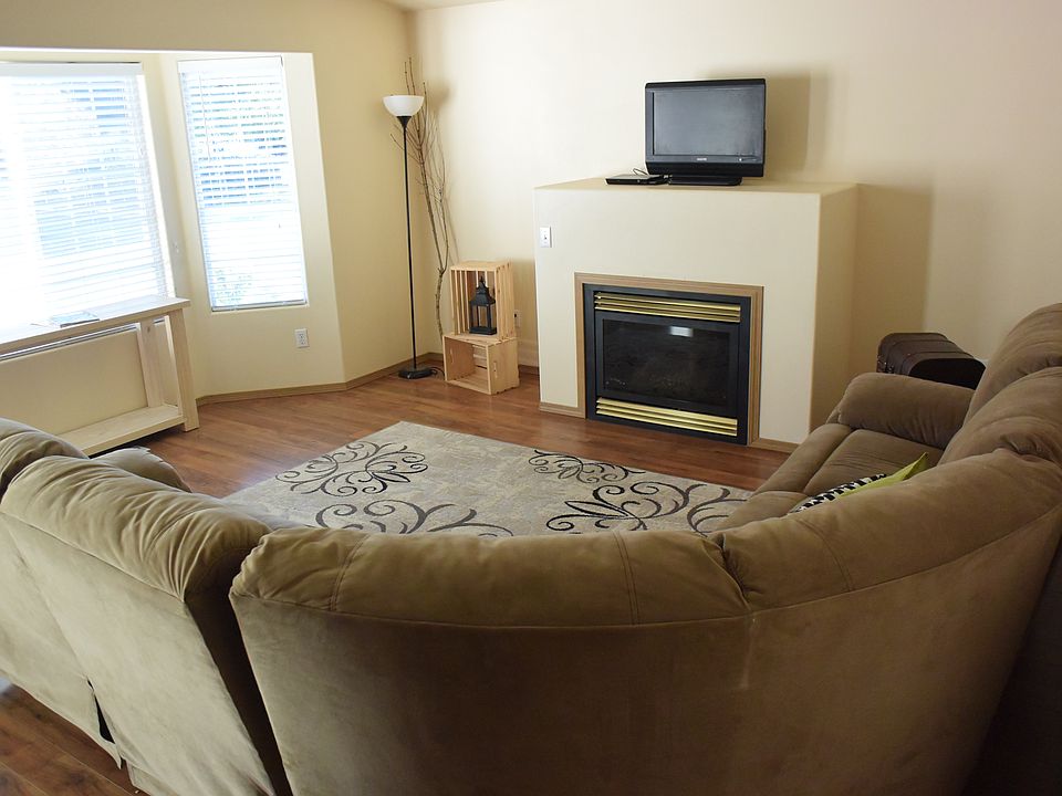 1st image of 1806 NE Edge Park Dr