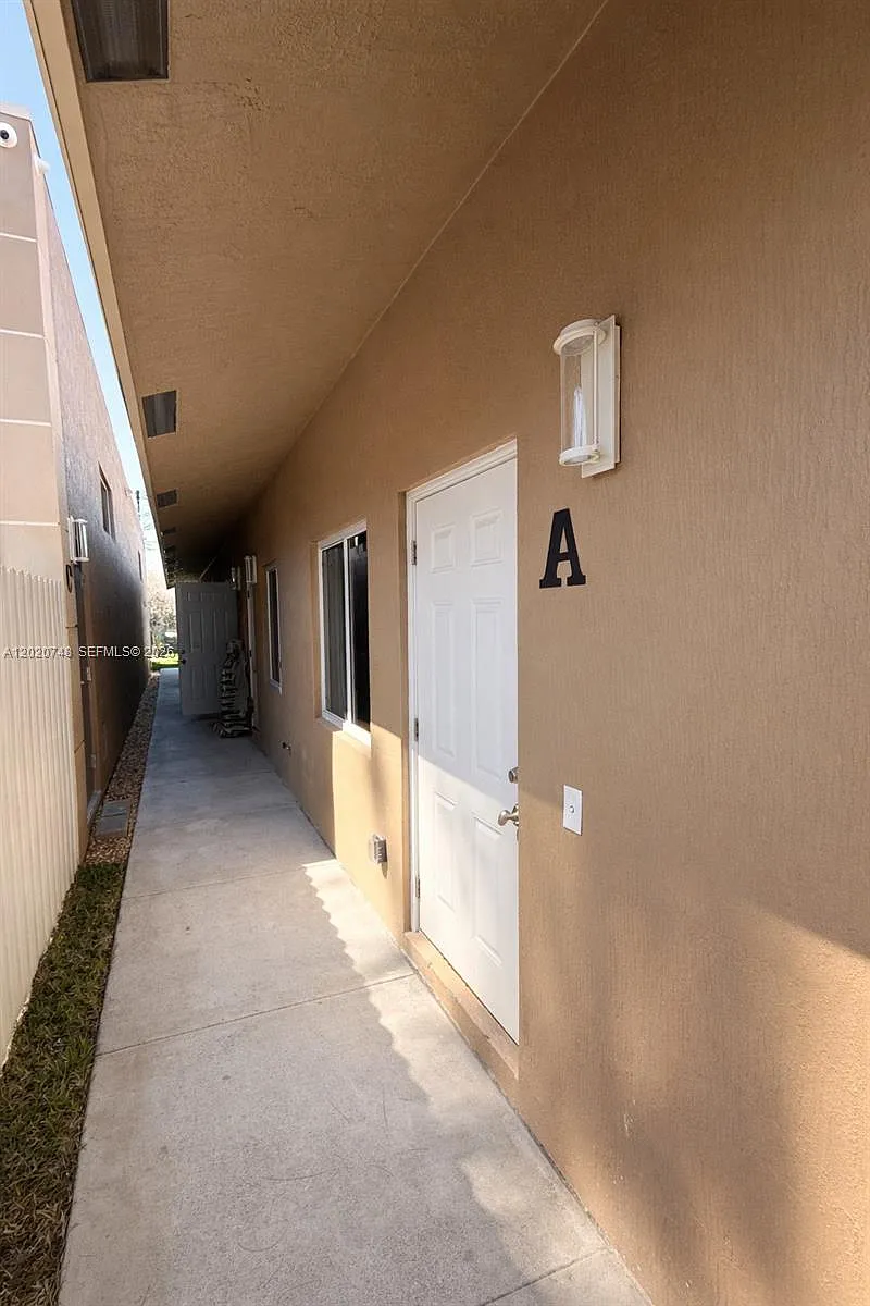 Building Photo - 1015 NW 8th Ave #A-B