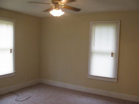 4th image of 820 Lang St NE