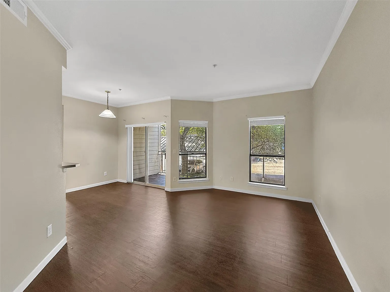 1 bed, 1.0 bath, 608 sqft, $1,099 — Photo 2
