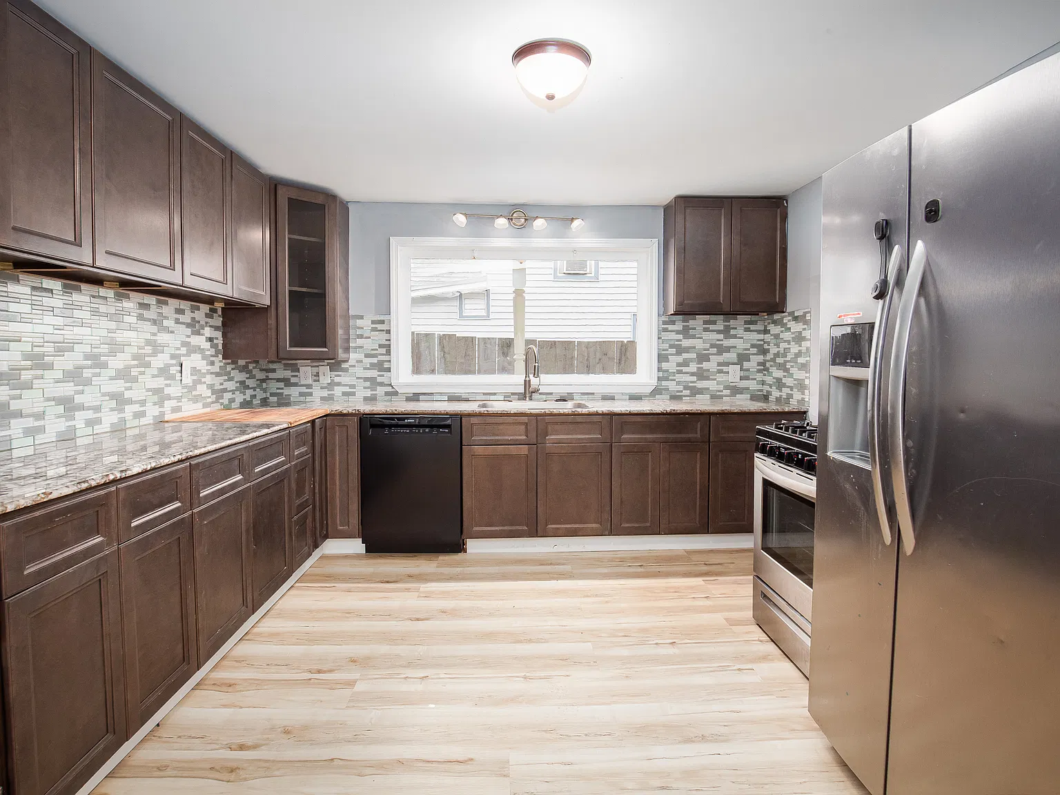 7 bed, 3500 sqft, $1,995 — Photo 2