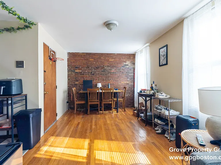 218 W 8th St #2 — Photo 1