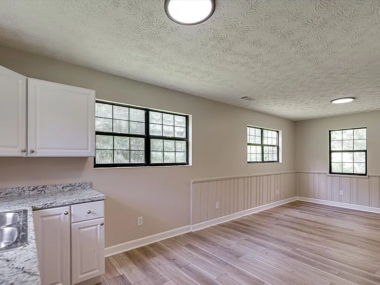 840 Emery Rd — Photo 10