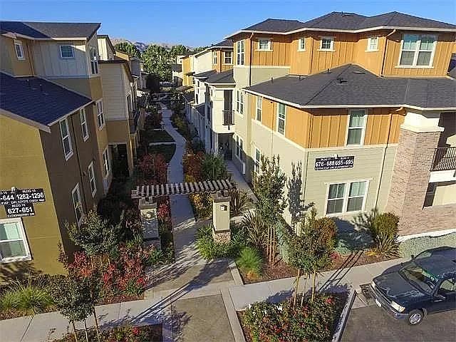 1st image of 695 Elderberry Dr