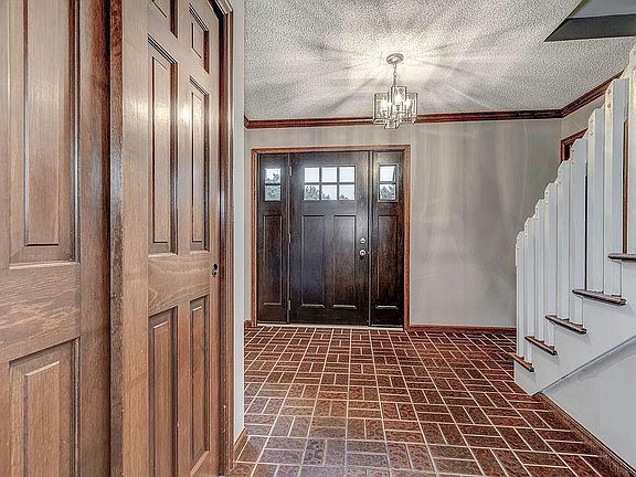 3rd image of 685 Carriage Ct