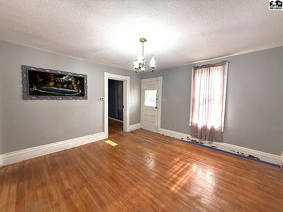 5th image of 305 S Locust St